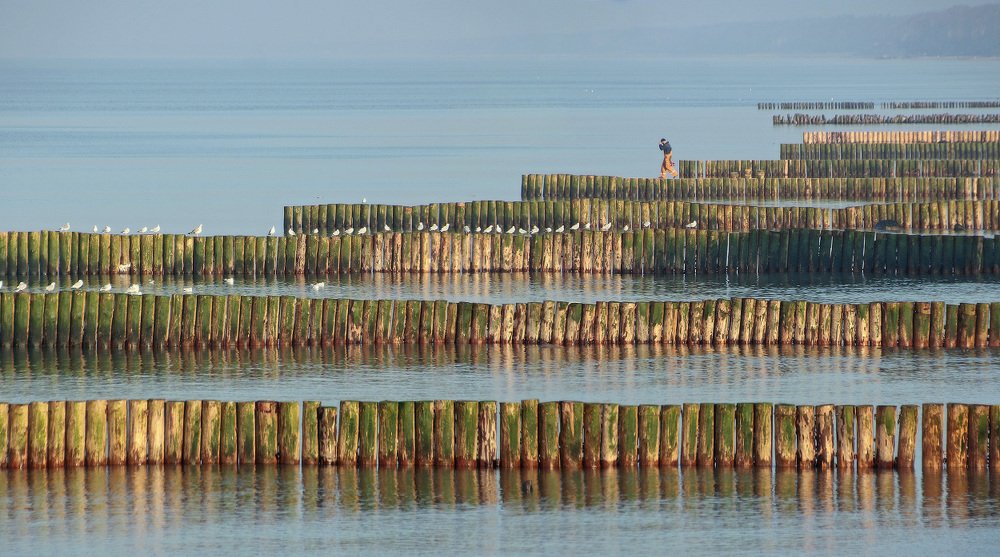 По волнорезам