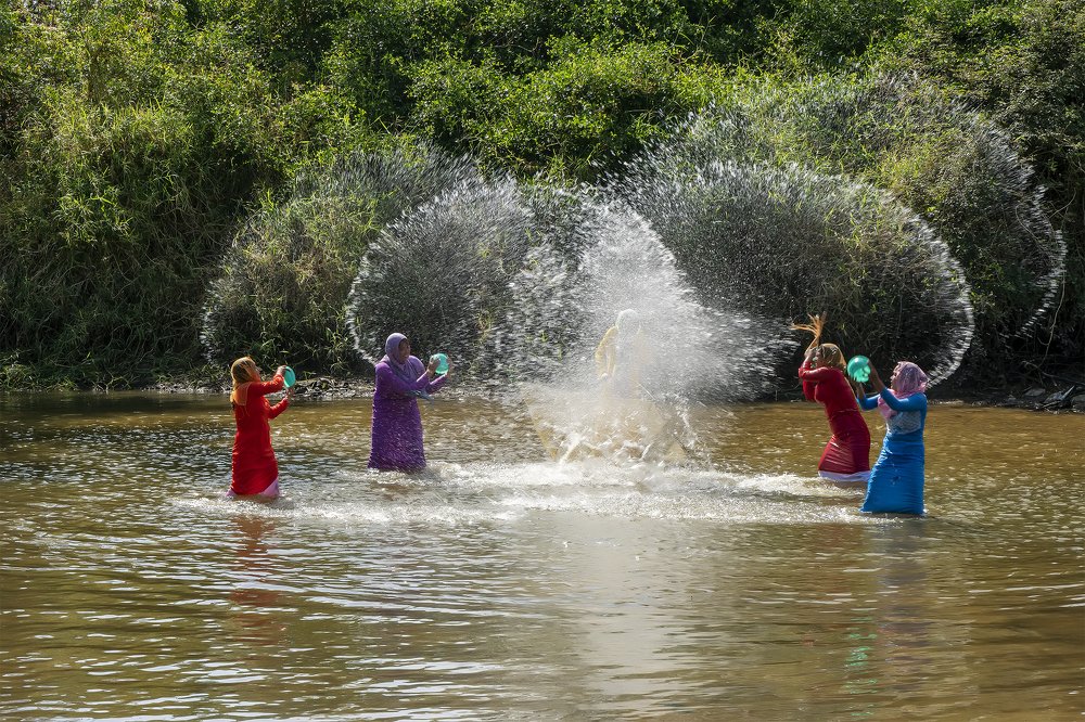 Tạt nước bên suối