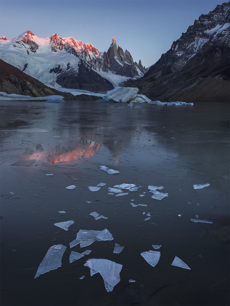 Amanece en la fría Laguna Torre