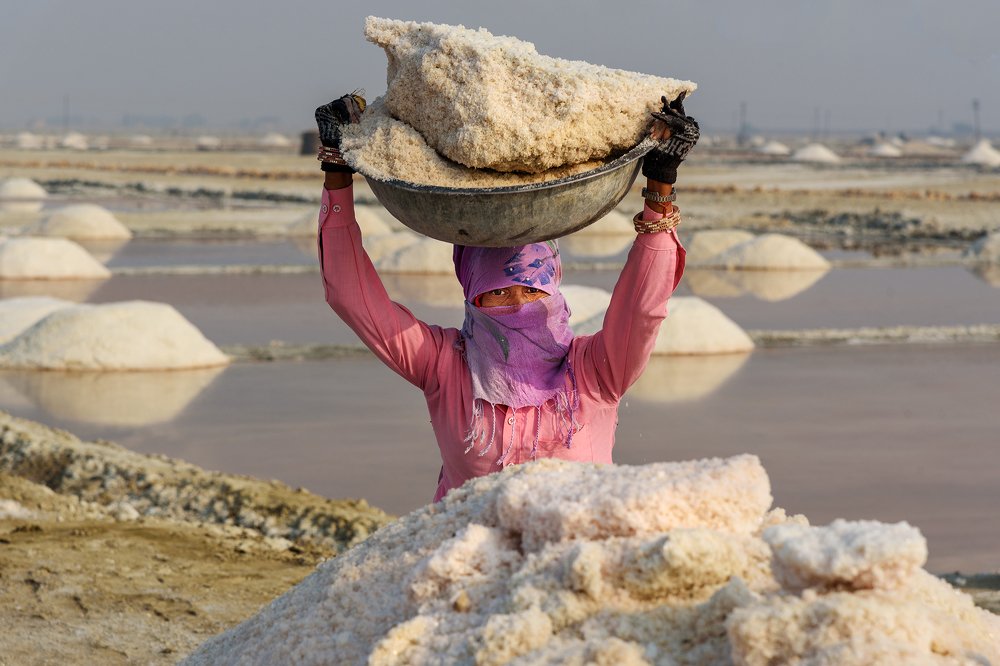 Индийская женщина с тазом соли на голове