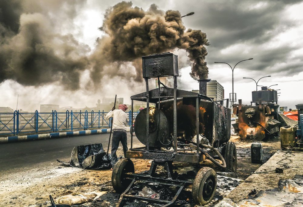 In the city's hot day, pitch throat rudder
