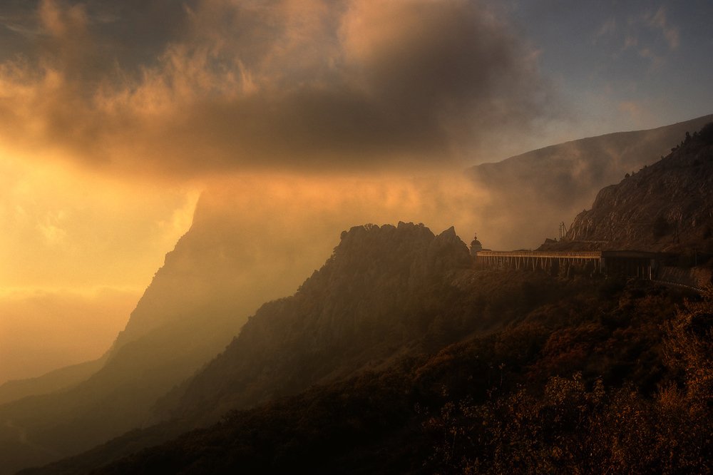 В огненных облаках