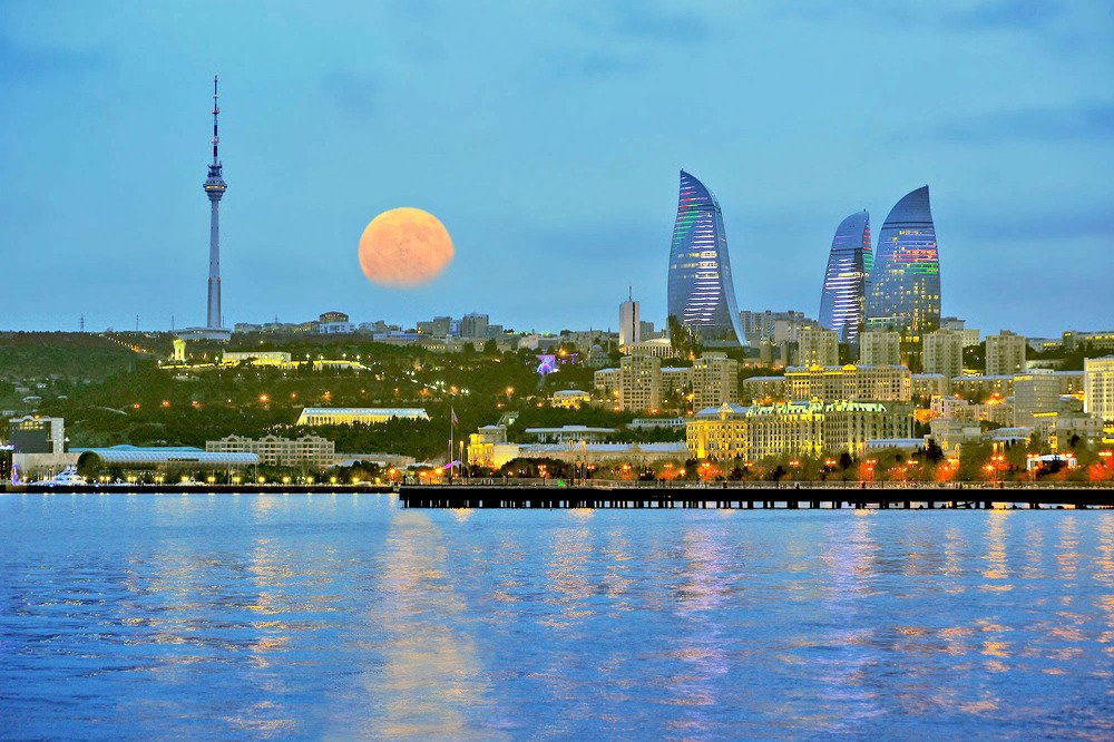 Баку вечером синим, вечером лунным.