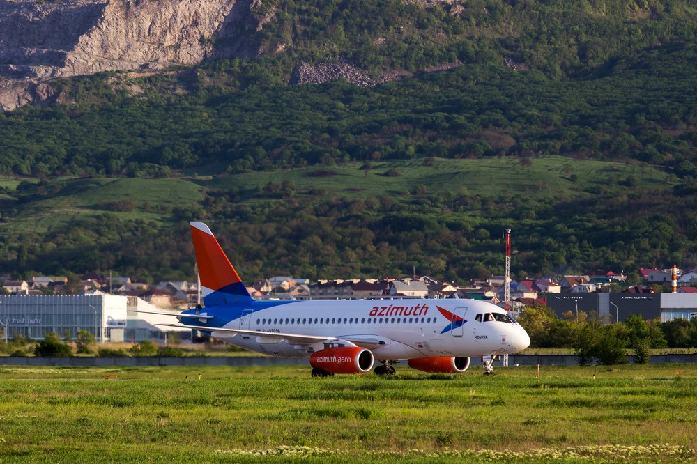 SSJ-100 в вечернем аэропорту Минеральных Вод