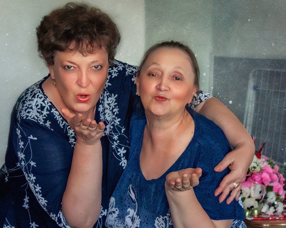 Кто сказал что нам под 60? Сёстра-бабушки.