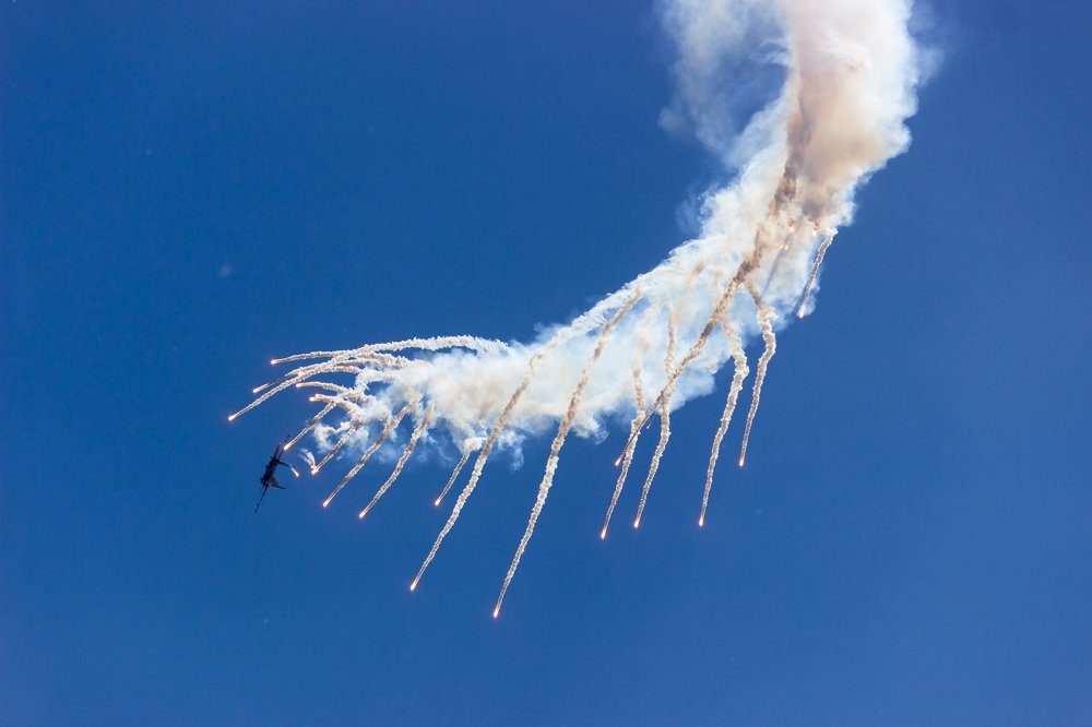 Су-30СМ "Русских Витязей" отстреливает тепловые ловушки