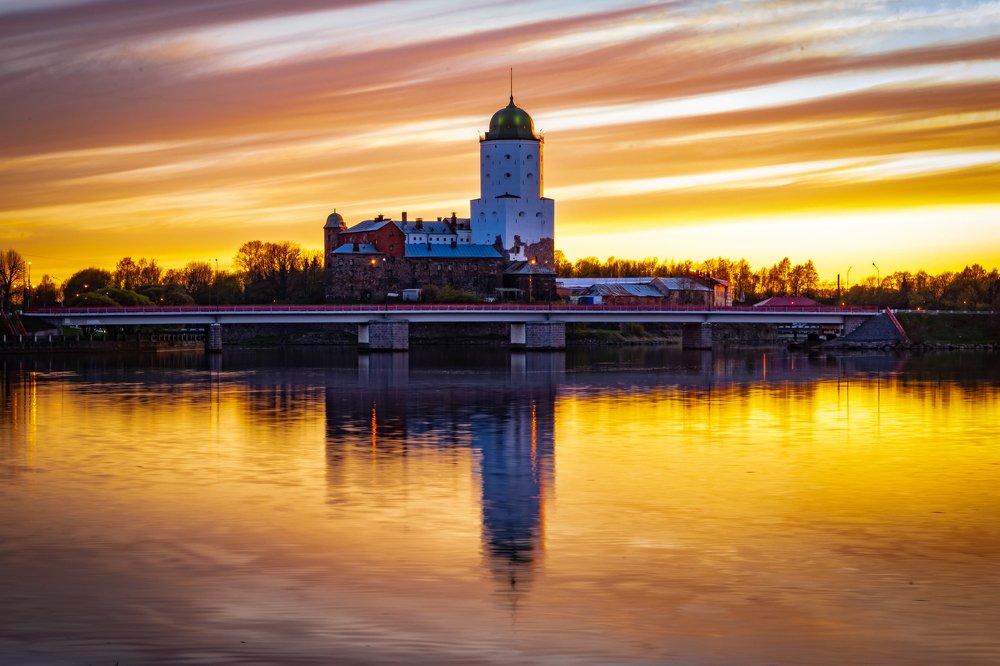 Выборгский замок на закате