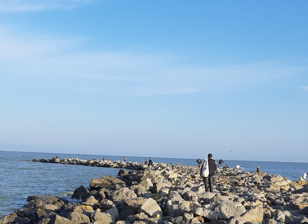 Море, камни, рыбаки)