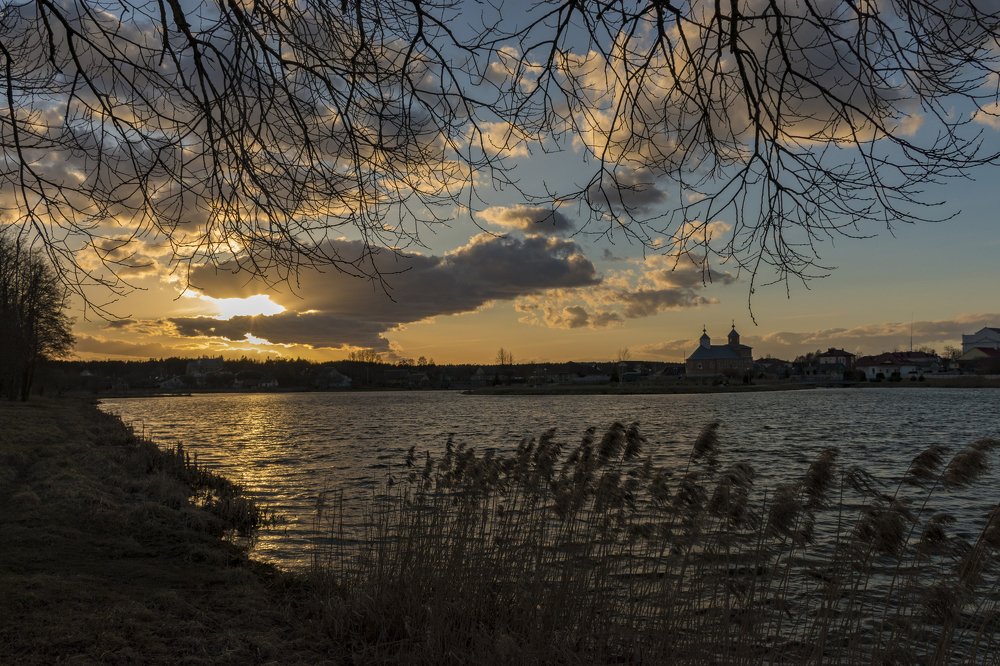 Закат в городе Островец, Беларусь.