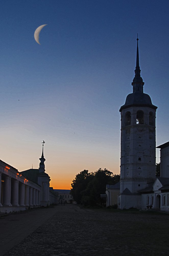 На площади вечером