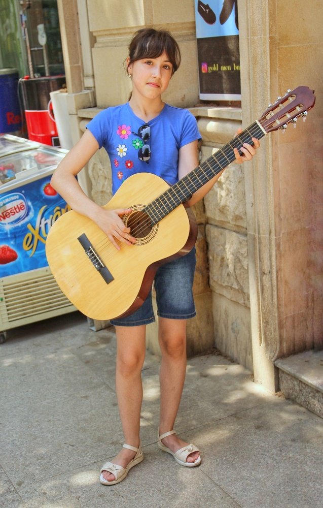 Уличный музыкант...