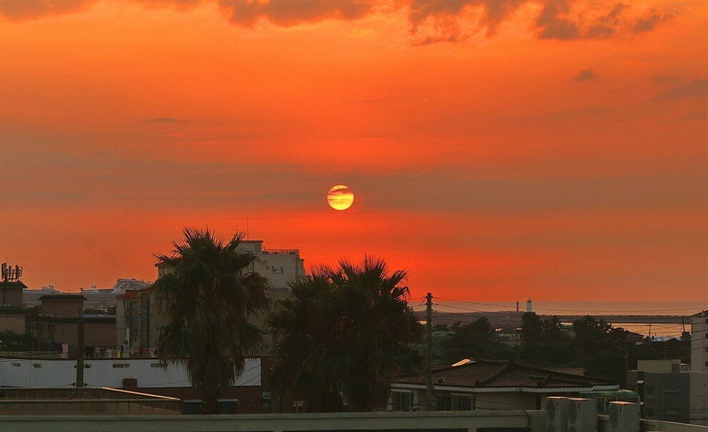 Закат над городом Чеджу.