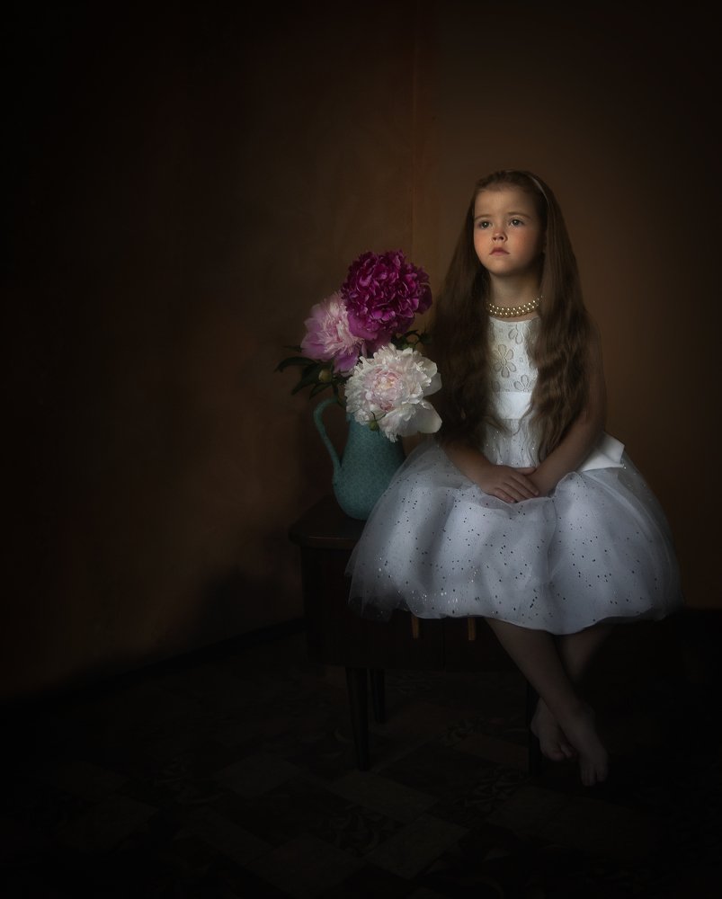 Девочка с пионами