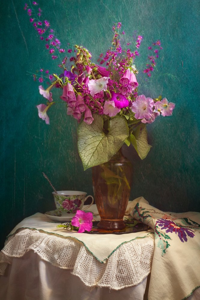 С наперстянкой и петуньей...