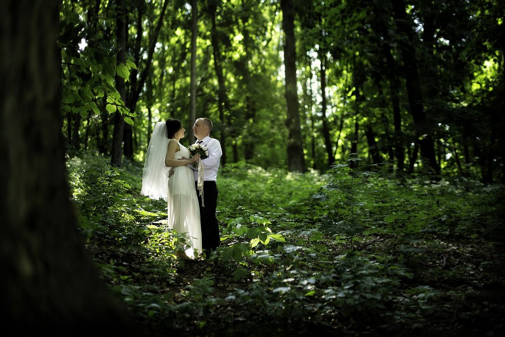 Молодожены в лесу