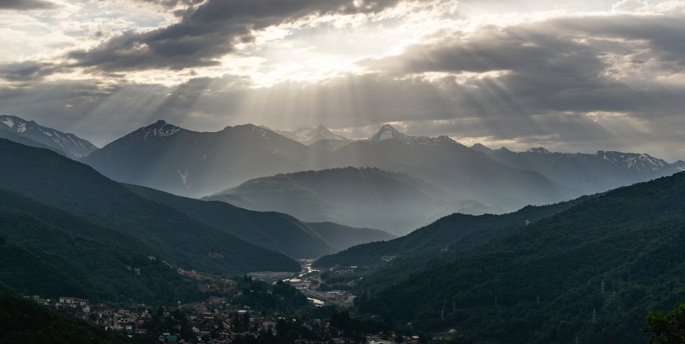 Рассвет над горным хребтом