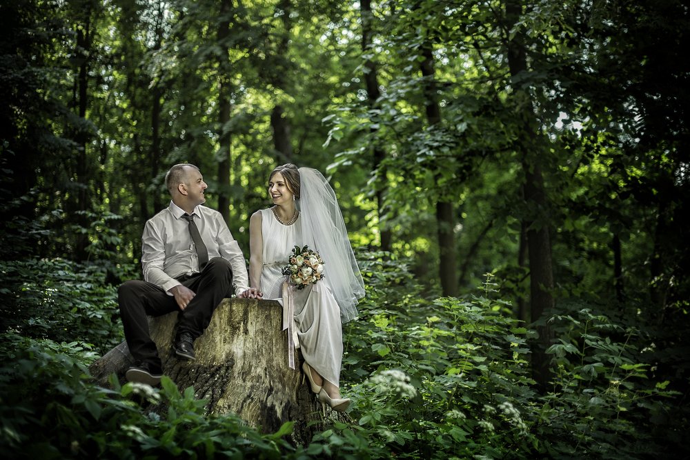 Молодожены в лесу