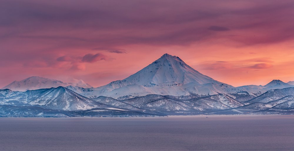 Вулкан Вилючинский на фоне заката