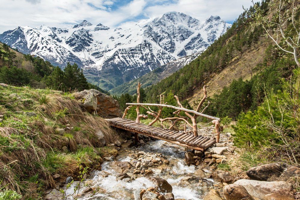 Рукотворное произведение, на фоне горной архитектуры