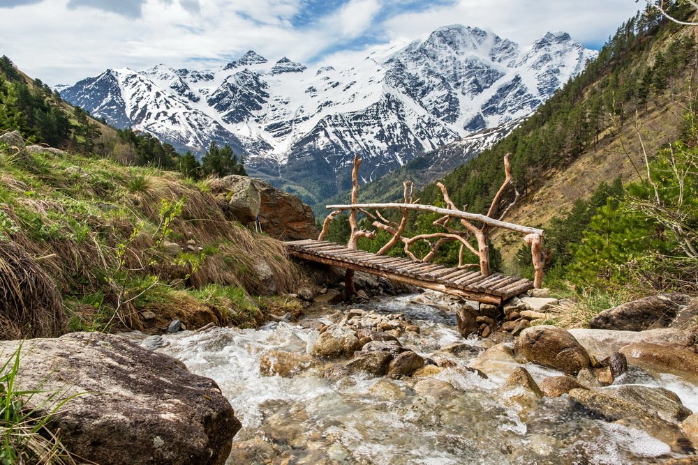 Рукотворное произведение, на фоне горной архитектуры