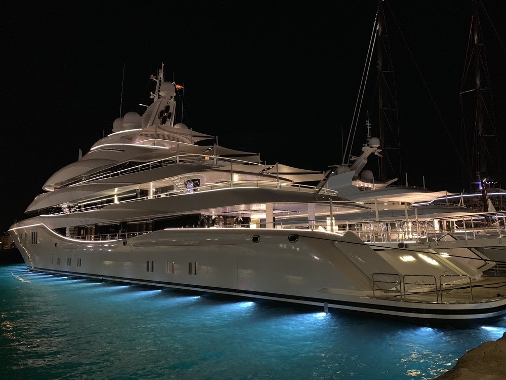 A big boat in the city