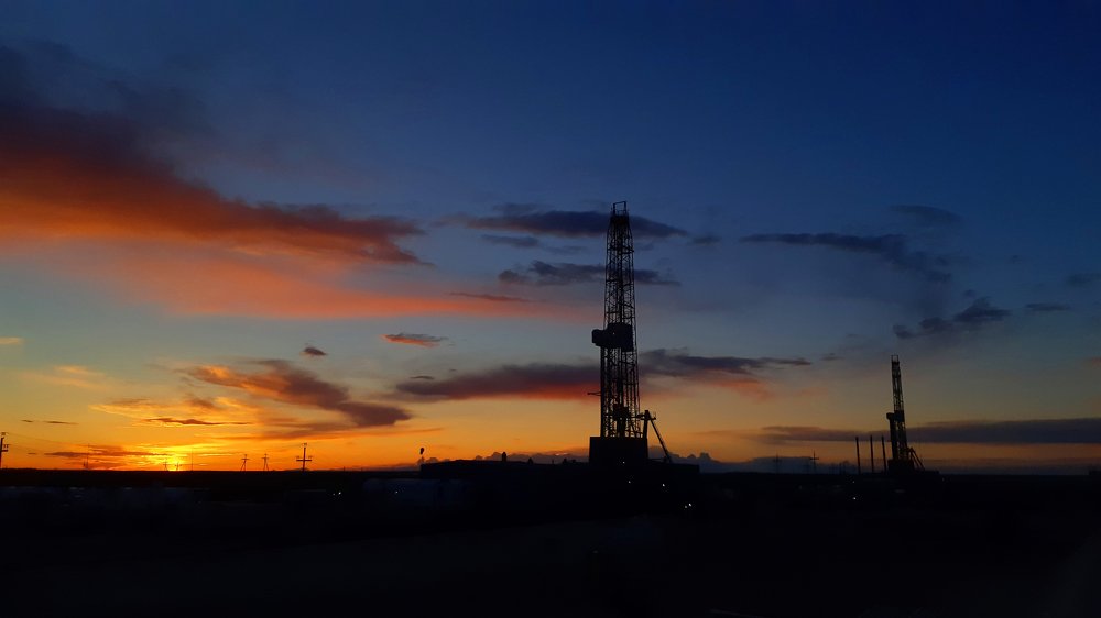 Закат на буровой.