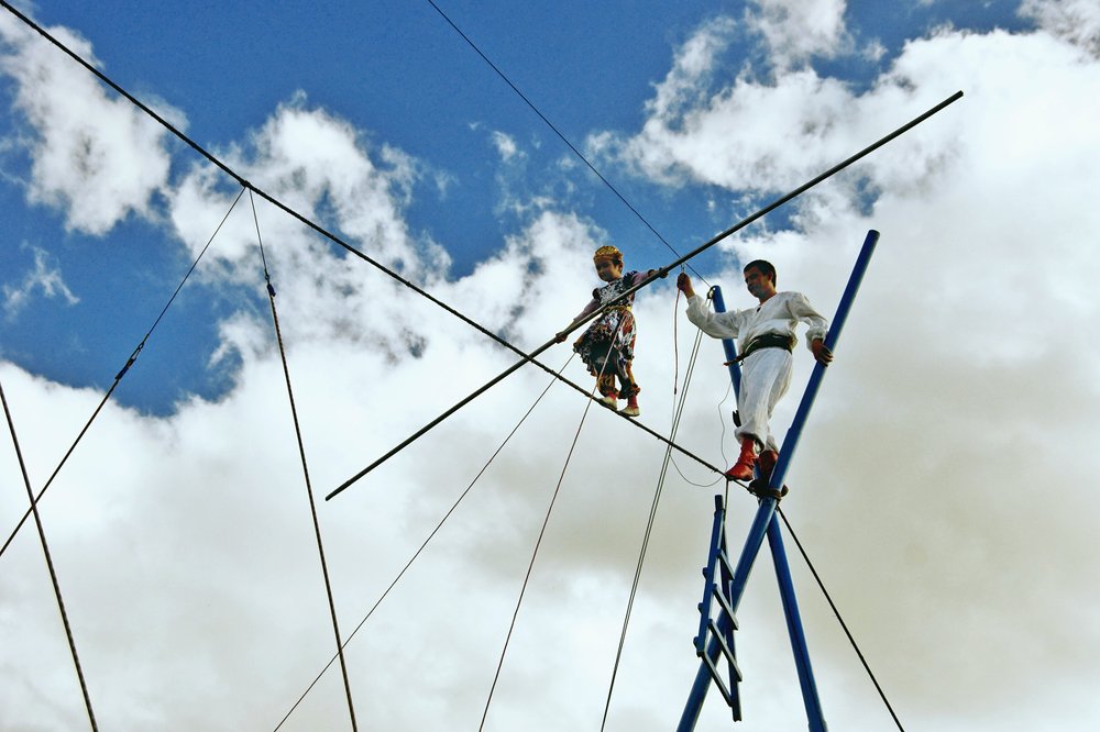 Она по проволке ходила