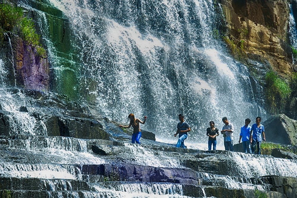 Băng qua thác Pongour { Đà Lạt )