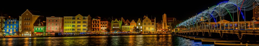 Handel's Kade at night