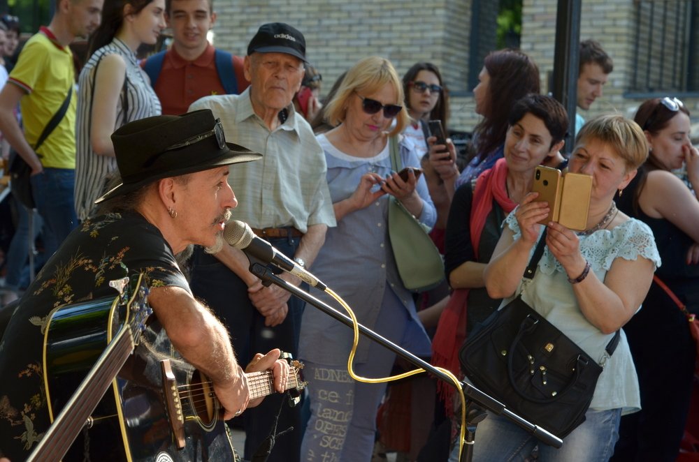 И только музыка одна...