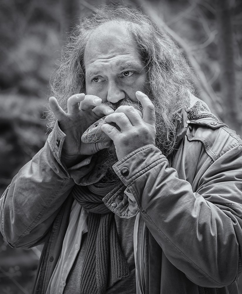 исполнитель этнической музыки на окарине