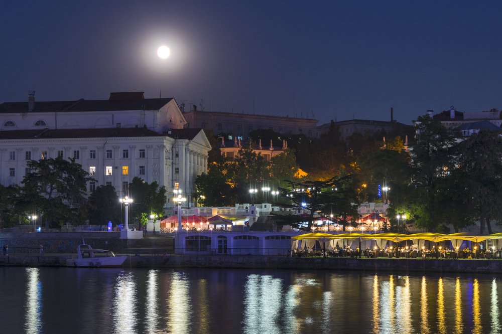 Полнолуние над Севастополем