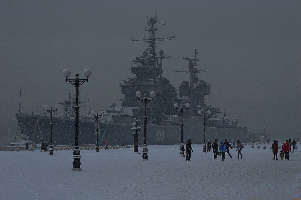 У борта крейсера в метель