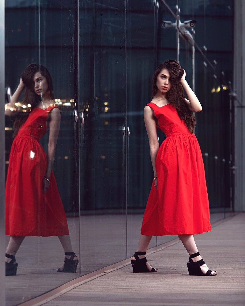 Девушка в красном