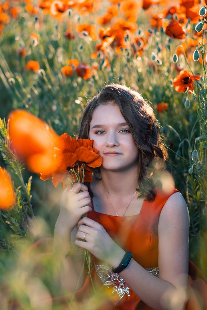 Девушка в маках