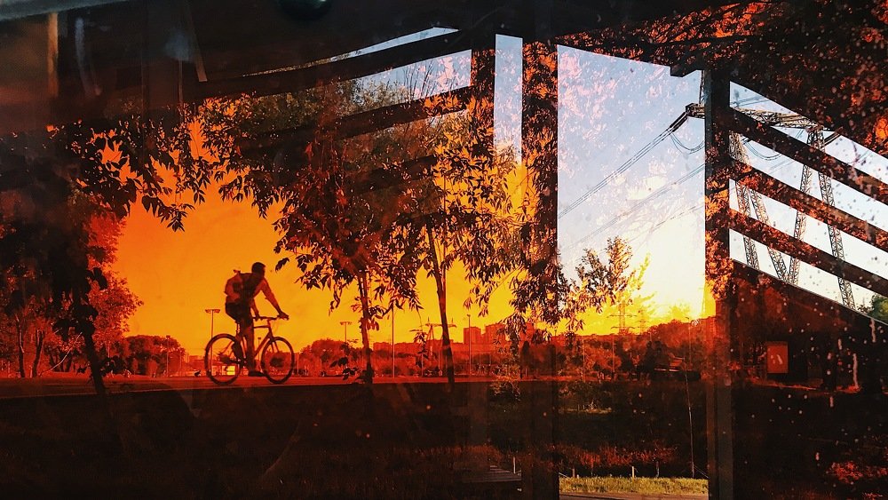 Красное пластмассовое стекло.