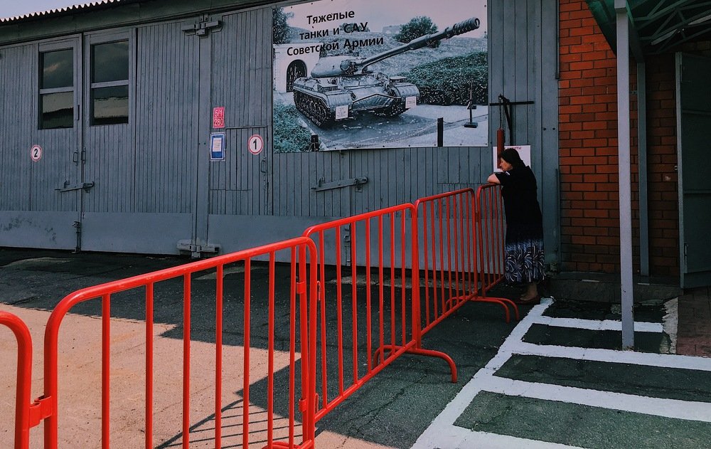 Охрана тяжелых танков советской армии.