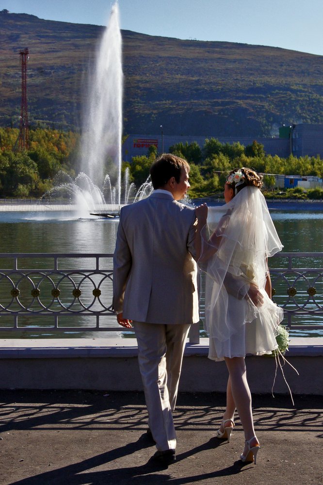 Молодожены у фонтана