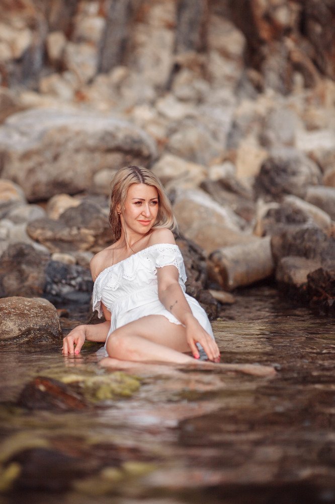 Русалочка в море