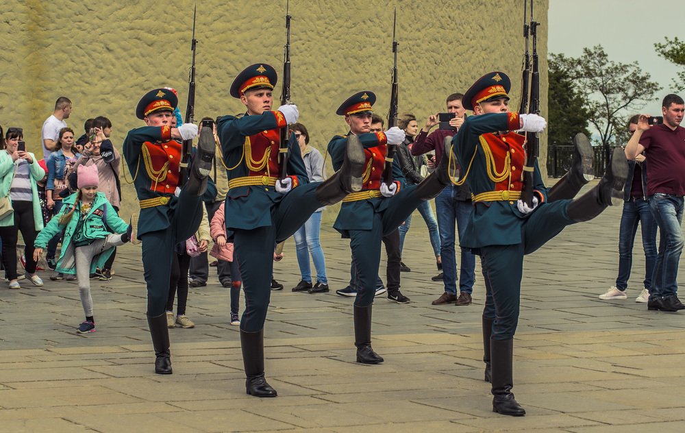 Кто там шагает правой?...