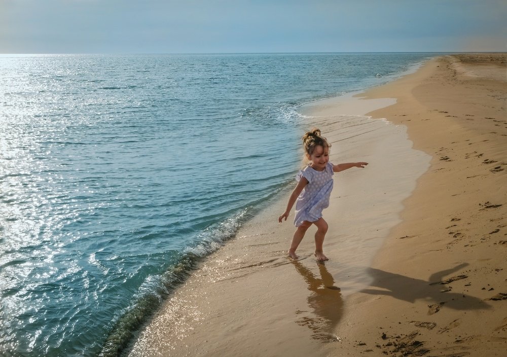 Малышка и море