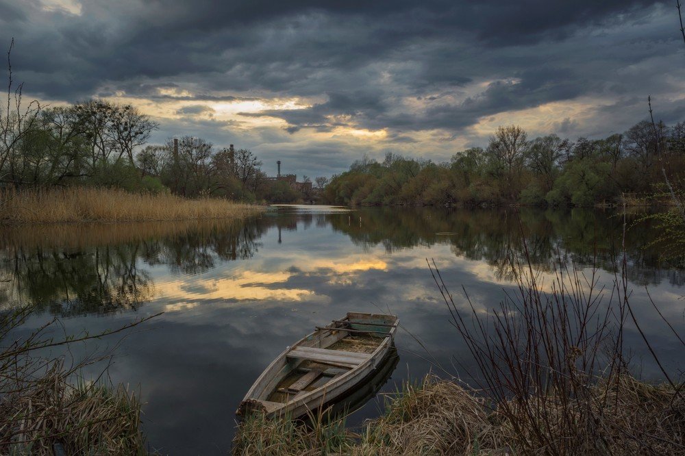 Старая лодка и тихий закат.