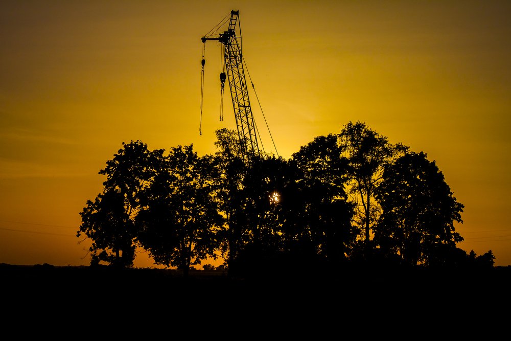 Железный динозавр в закате