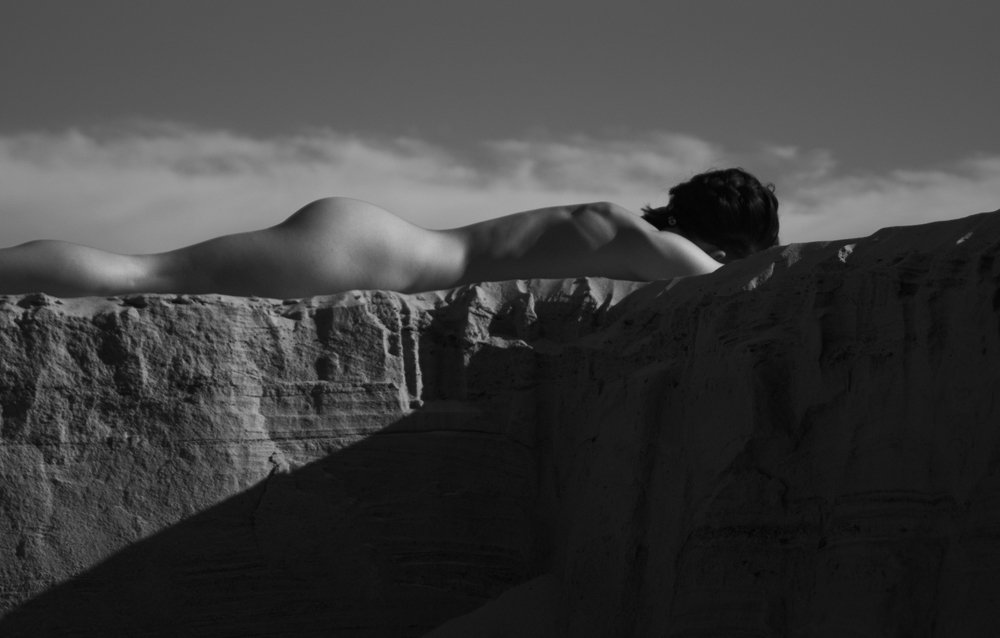 обнажённая в песках