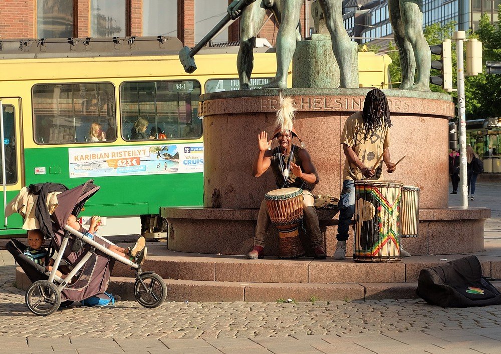 Музканты и поклонники.