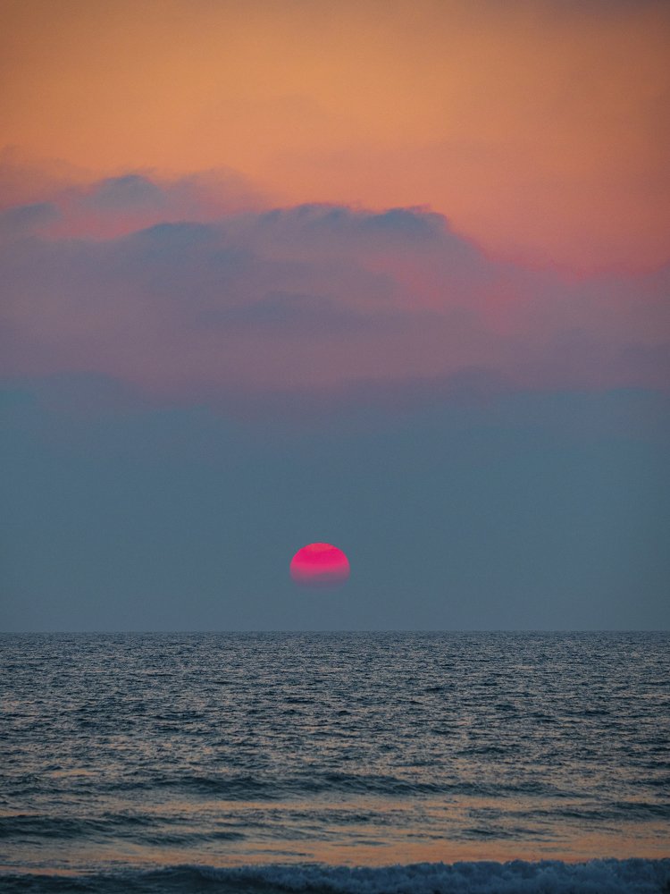 Закат малинового шара.