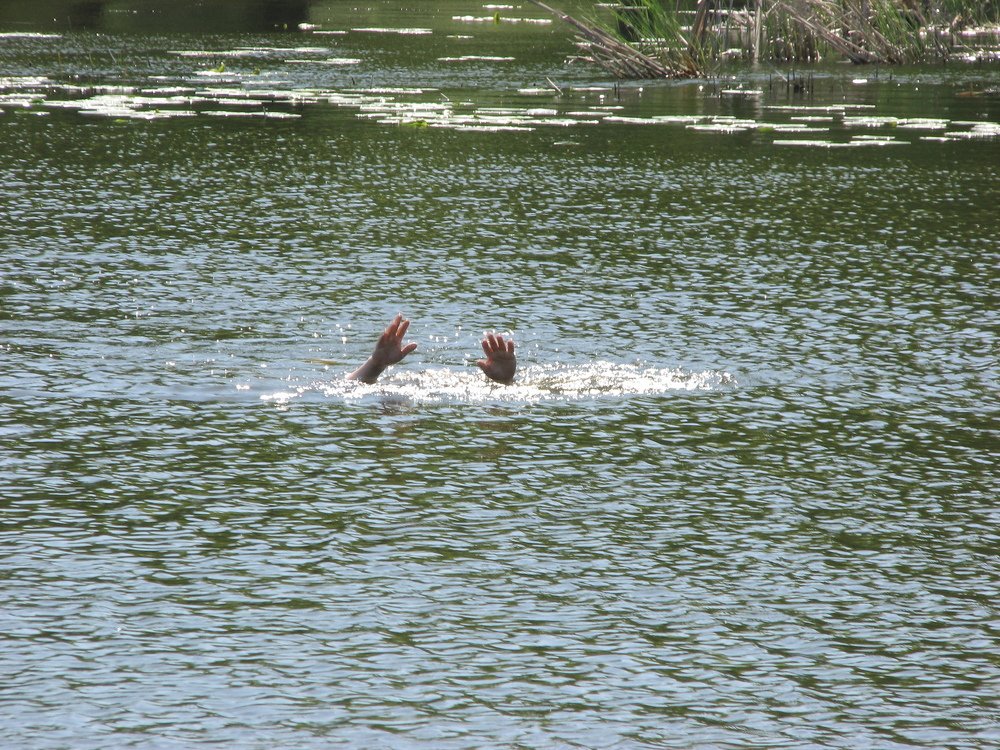 Спасение утопающего -- дело рук...