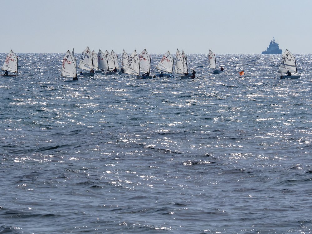 Спортивная регата малых яхт в акватории Кейсарии, Израиль.