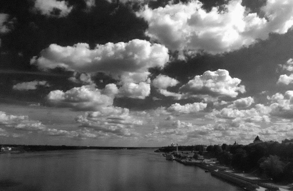 Огромное небо над Волгой в Ярославле