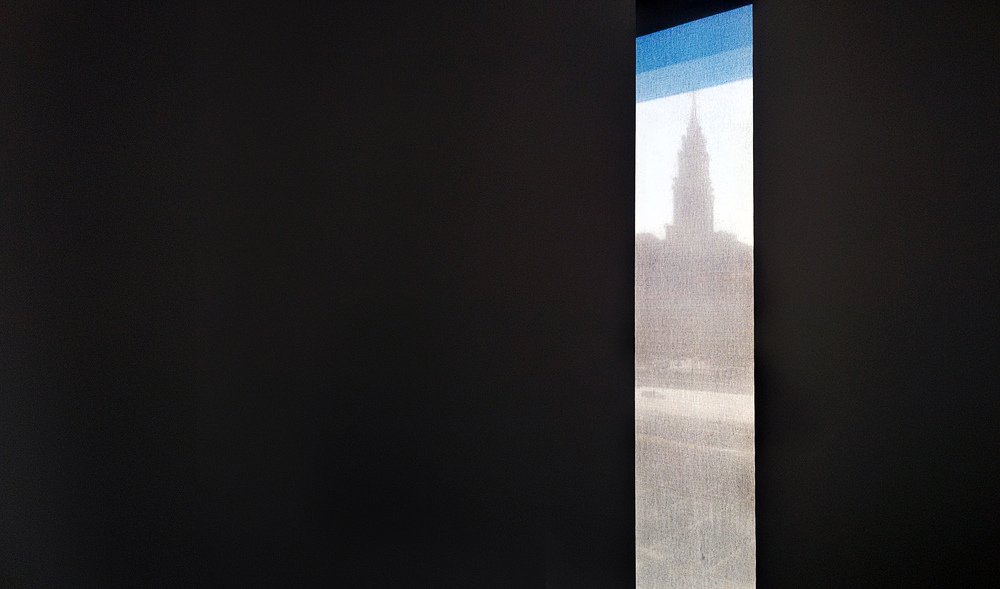 В оконном проеме